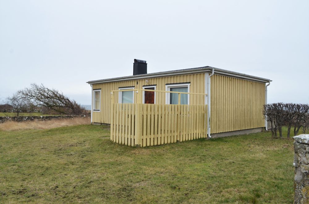 En av de äldre stugorna i området som ligger på en stor naturtomt nära stranden och naturreservatet.