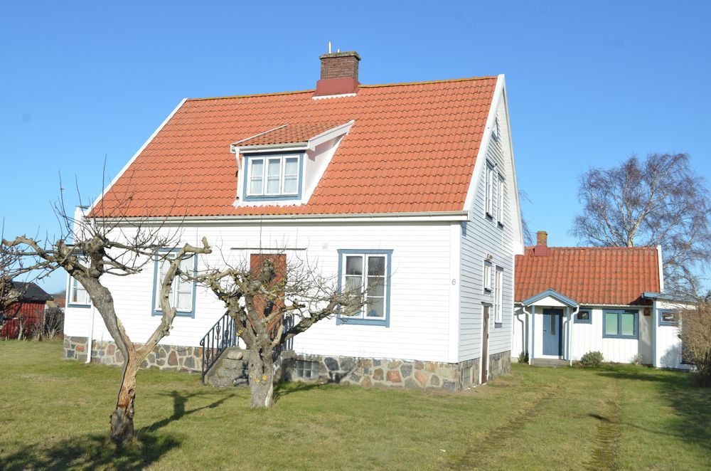 Ett av områdets äldre hus med en sockel av natursten.