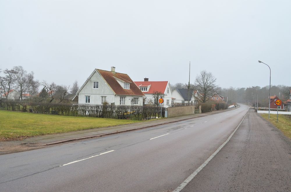 Utmed Ängalagsvägen ligger småhusbebyggelse från 1900-talets mitt.