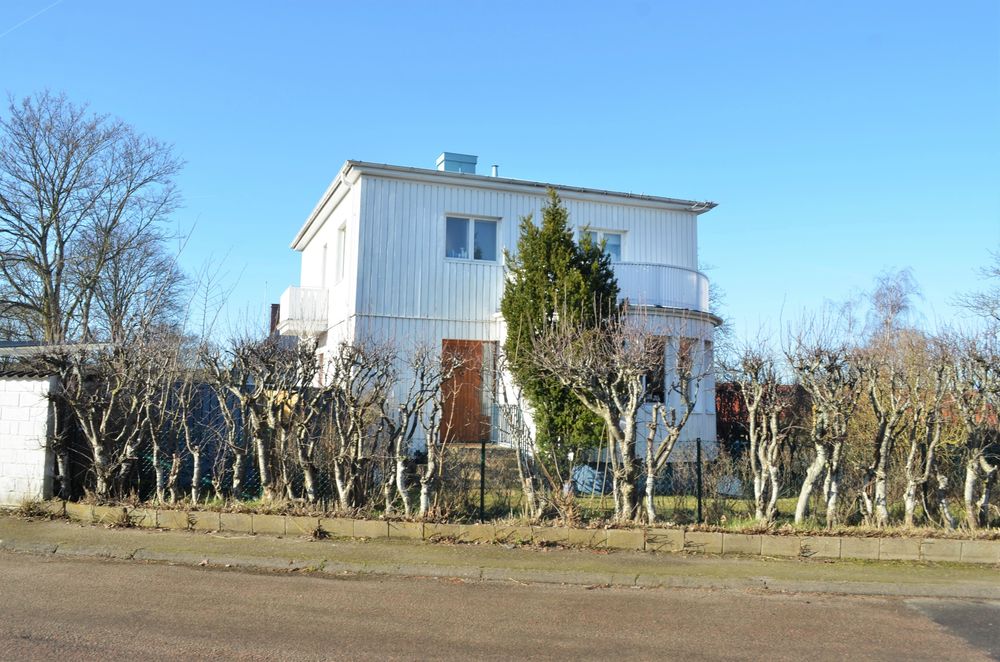 Området Solgården har blandad bebyggelse med både gårdsmiljö, flerbostadshus och villor. På bilden syns en funkisvilla från 1930-talet.