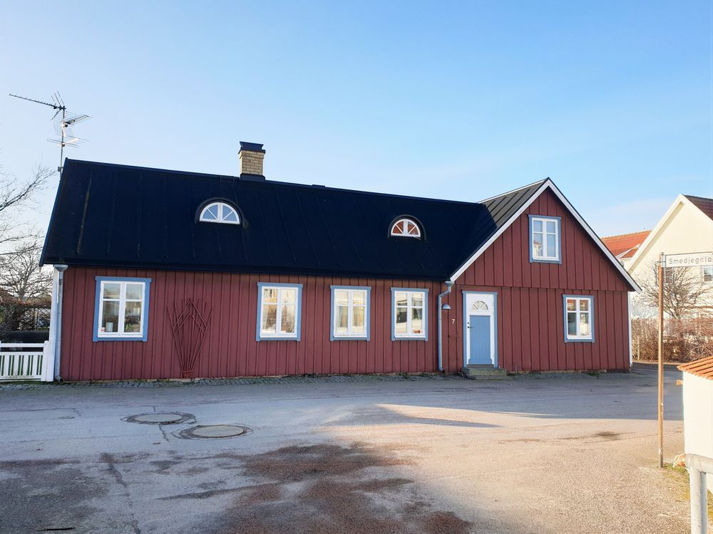 På denna fastighet låg tidigare byns smedja. När den uppfördes låg den avsides från övriga hus på grund av brandrisken, men idag har fastigheten ett centralt läge i Torekov.