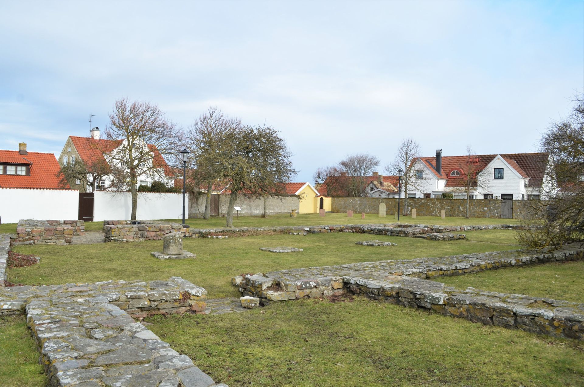 En återuppbyggd grundplan som visar platsen för den gamla kyrkan som förstördes i branden 1870. Platsen ligger centralt i Torekov och är idag parkmiljö.